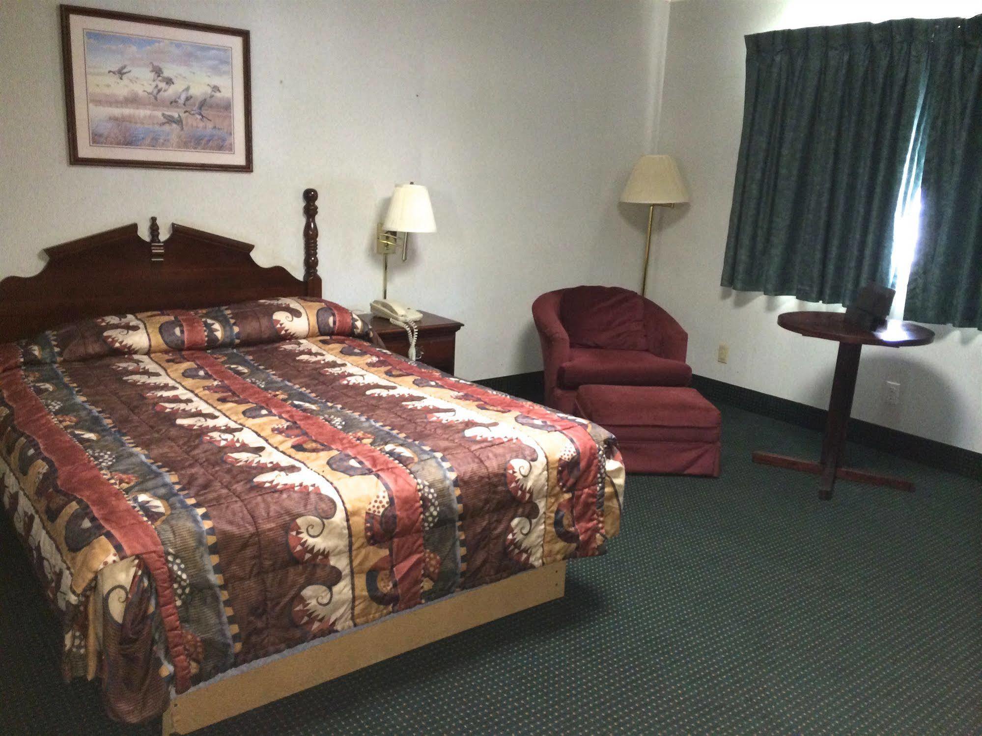 Rapids Inn & Suites Wisconsin Rapids Ngoại thất bức ảnh